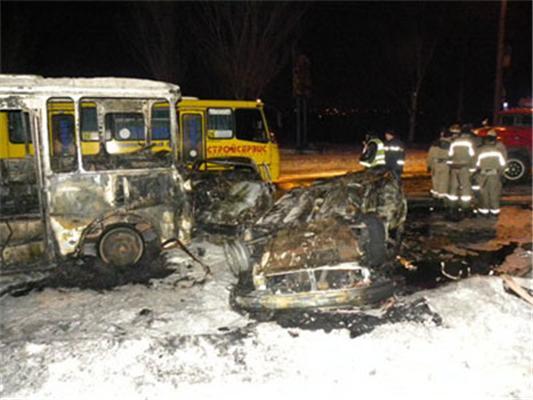 У ДТП згорів автобус і дві машини, 5 осіб загинуло (ФОТО)