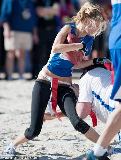 Мариса Миллер показала голую попку на футболе