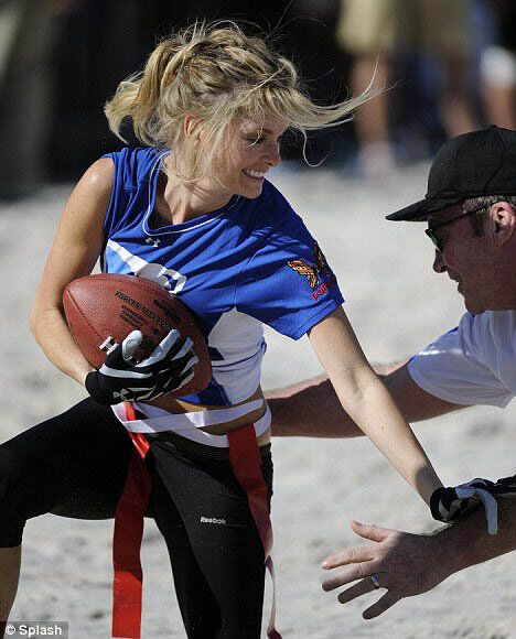 Мариса Миллер показала голую попку на футболе