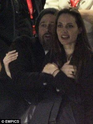 Джоли и Питт наглядно доказывают любовь