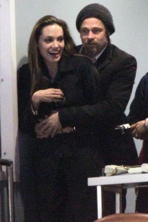 Джоли и Питт наглядно доказывают любовь