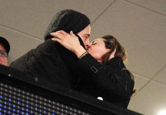 Джоли и Питт наглядно доказывают любовь