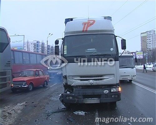 На Дарнице три авто не поделили дорогу