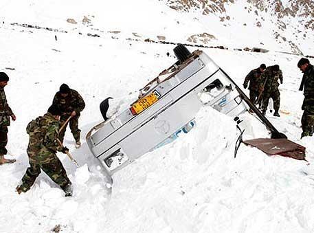 В Афганистане снежная лавина похоронила заживо сотни человек