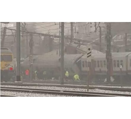 Два поезда столкнулись под Брюсселем, десятки погибших.ФОТО
