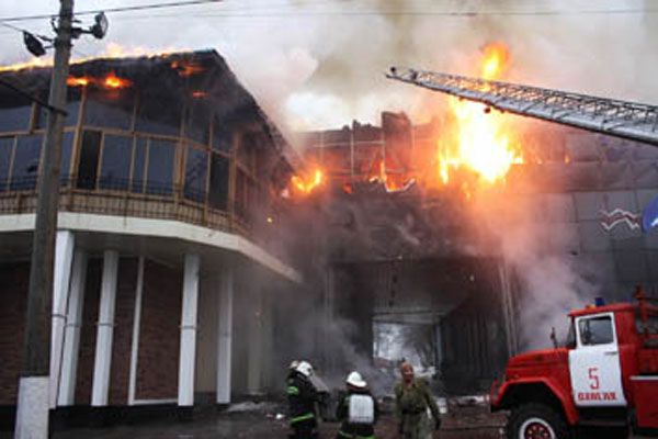 Пожар в развлекательном центре Донецка. ФОТО