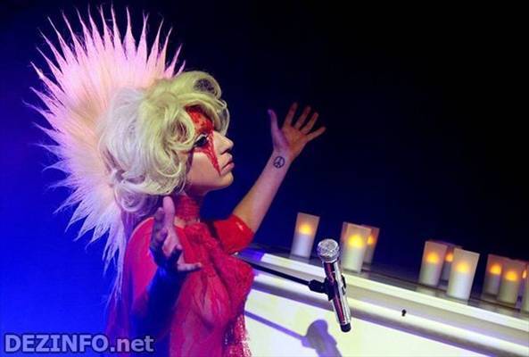 LADY GAGA строит рожи