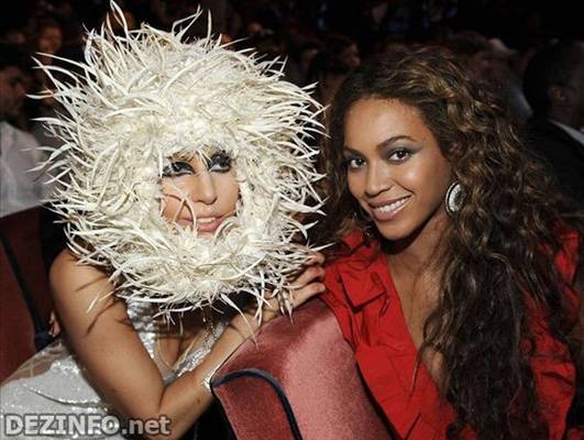 LADY GAGA строит рожи