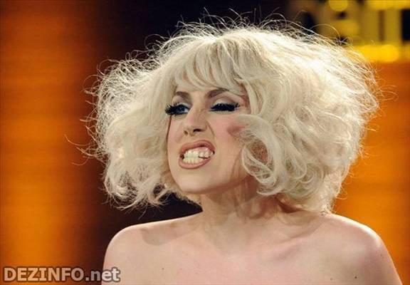 LADY GAGA строит рожи