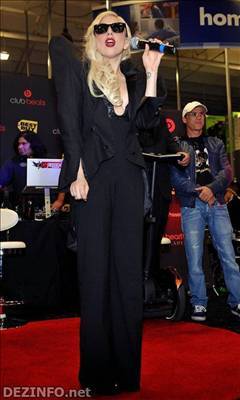 LADY GAGA строит рожи