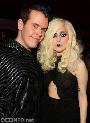 LADY GAGA строит рожи