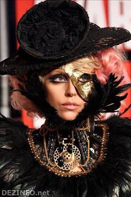 LADY GAGA строит рожи