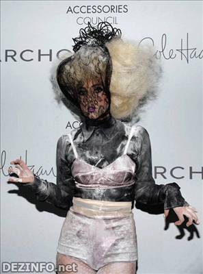 LADY GAGA строит рожи