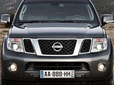 Nissan показал обновленные «лица» Pathfinder и Navara