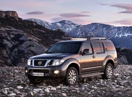 Nissan показал обновленные «лица» Pathfinder и Navara