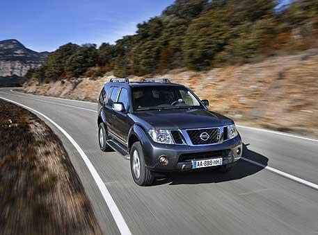 Nissan показал обновленные «лица» Pathfinder и Navara