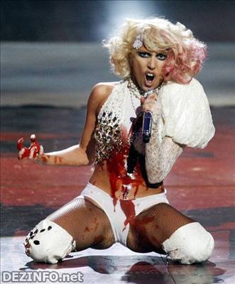 LADY GAGA строит рожи