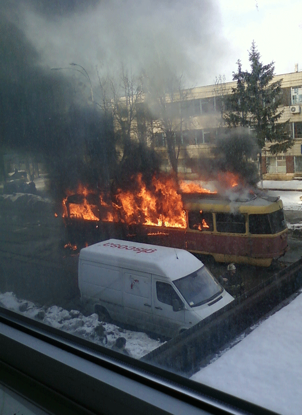 В Киеве загорелся трамвай с пассажирами (ФОТО)