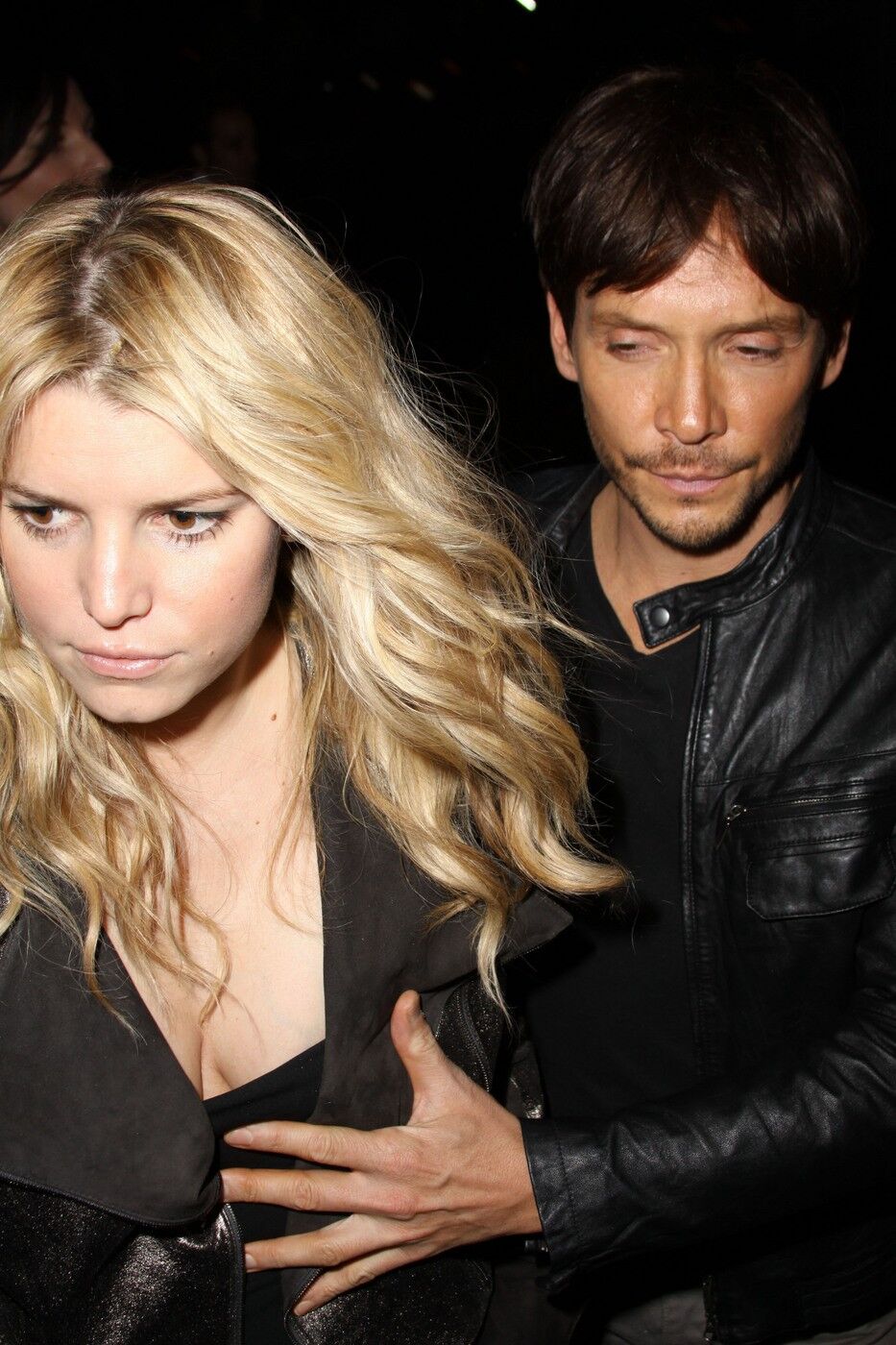 Джессику Симпсон на улице ухватили за грудь