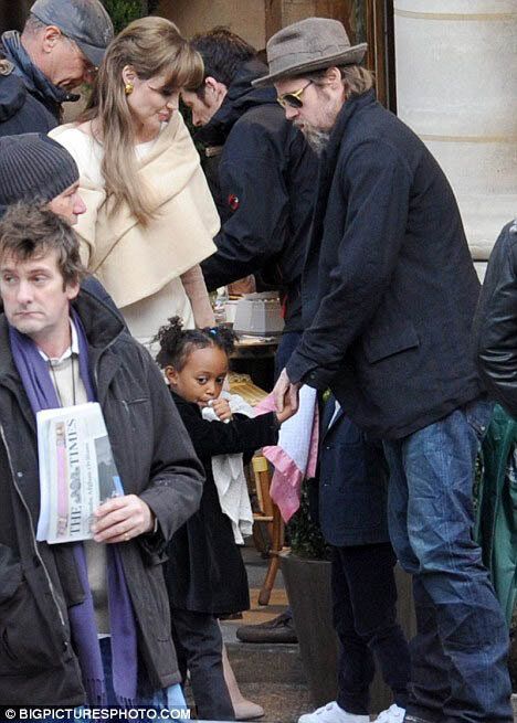 Джоли и Брэд Питт страстно целуются в Париже(фото)