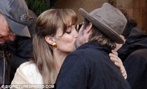 Джоли и Брэд Питт страстно целуются в Париже(фото)