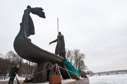 Разрушен памятник основателям Киева (ФОТО)