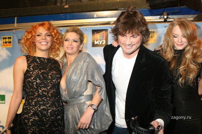 Вера Брежнева шокировала декольте (фото)