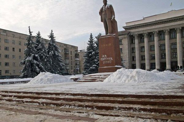 В Житомире Ленина отправили "на свалку истории" (ФОТО)