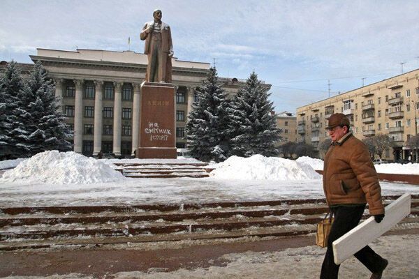 В Житомире Ленина отправили "на свалку истории" (ФОТО)