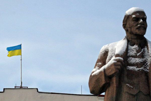 В Житомире Ленина отправили "на свалку истории" (ФОТО)