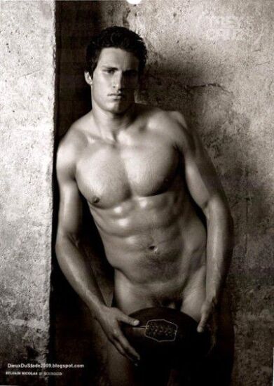 Футболисты «Зенита» разделись и прикрылись мячами