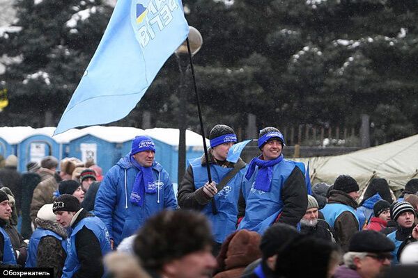 Мітингувальники взяли в облогу ЦВК (ФОТО)