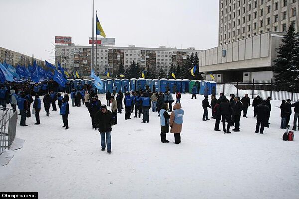 Митингующие взяли в осаду ЦИК (ФОТО)