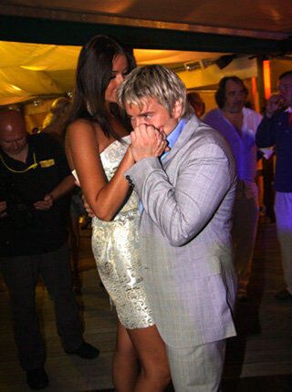 Пара постоянно целуется и обнимается перед камерами