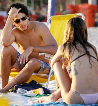 Пока Мадонна встречается с Родригесом, Хесус флиртует на пляже с молоденькими бразильянками