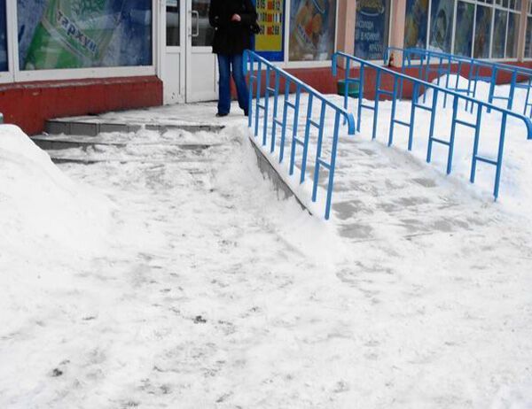 Снежная зима превратила жизнь горожан в кошмар (ФОТО)