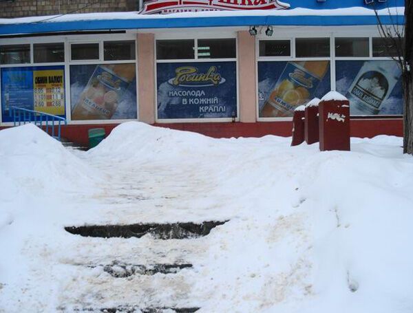 Снежная зима превратила жизнь горожан в кошмар (ФОТО)