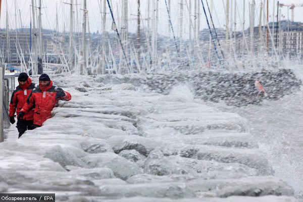Набережная Женевского озера превратилась в лед. ФОТО