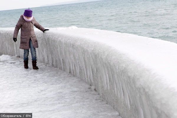 Набережна Женевського озера перетворилася на лід. ФОТО
