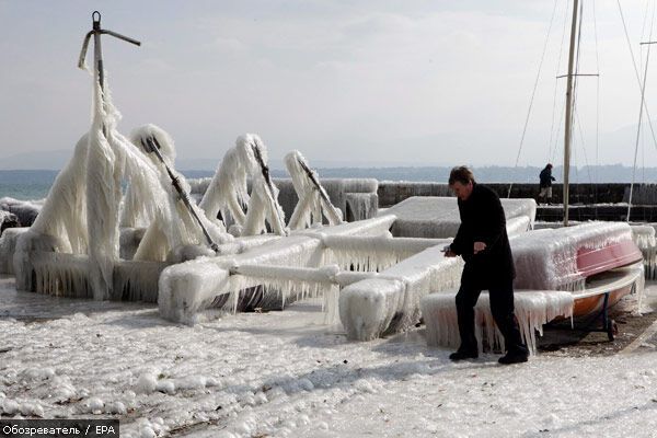 Набережна Женевського озера перетворилася на лід. ФОТО