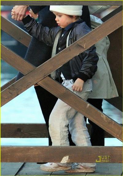 И снова Джоли, и снова с детями...