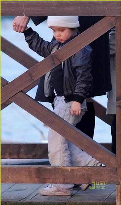 И снова Джоли, и снова с детями...