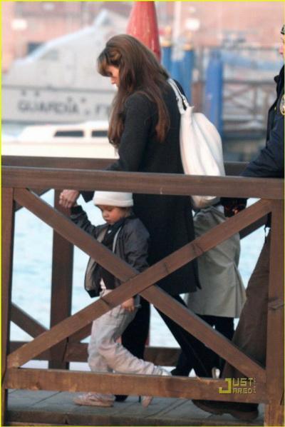 И снова Джоли, и снова с детями...