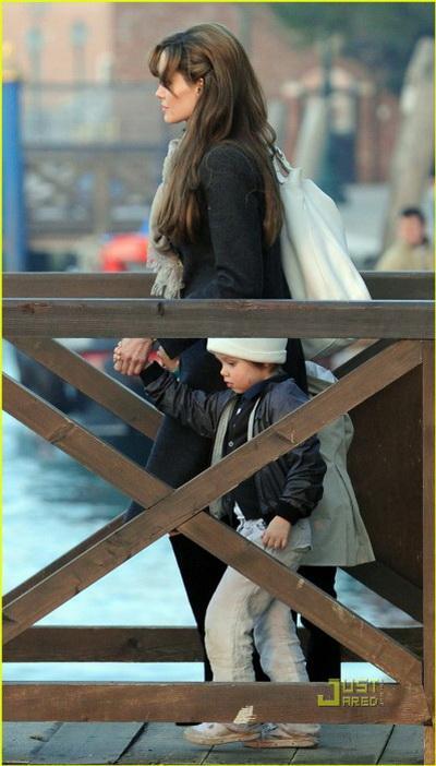 И снова Джоли, и снова с детями...