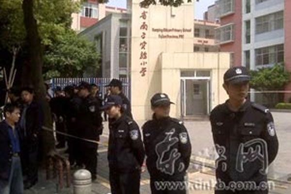 В Китае врач устроил резню в школе: убиты 8 детей. ФОТО