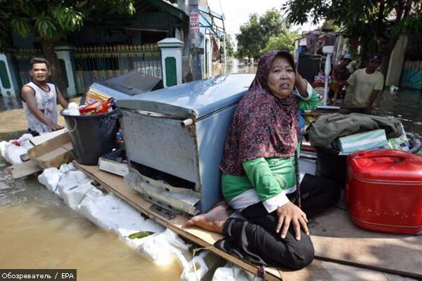 Потоп в Индонезии: пострадали десятки тысяч людей. ФОТО