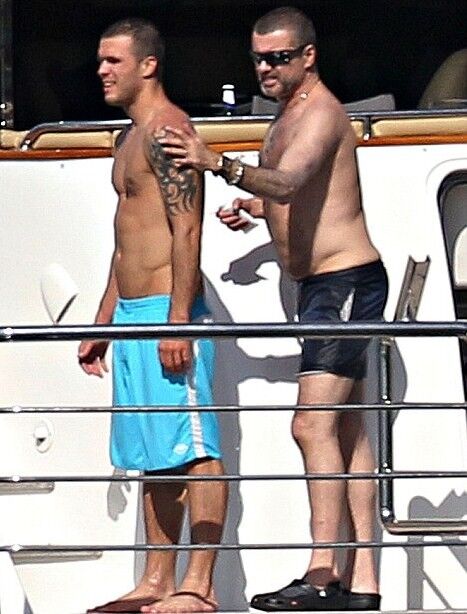 Джордж Майкл целовался на яхте с мужчиной(фото)