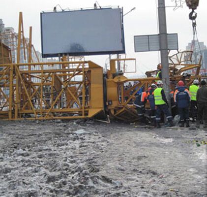 В Красноярске строительный кран упал на людей. ФОТО и ВИДЕО