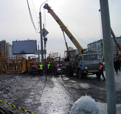 В Красноярске строительный кран упал на людей. ФОТО и ВИДЕО