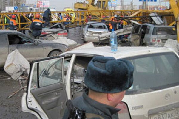 В Красноярске строительный кран упал на людей. ФОТО и ВИДЕО